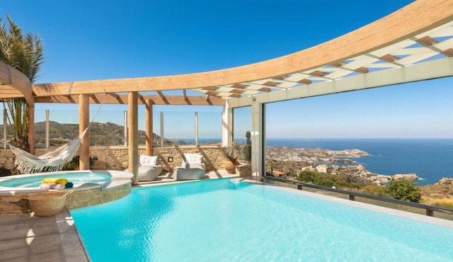 Luxurious Seaview Estate with Infinity Heated Pool