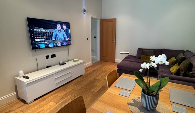 Luxury 2-Bed, 2-Bath, Off Street Parking, Terrace and Garden