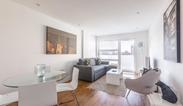 Luxury 2-Bed Flat parking near Tube and Emirates