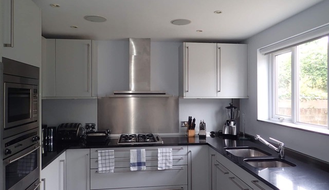 Luxury 3 Bed House with a/c, free parking & close transport links to London.