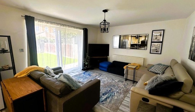 Luxury 3-Bed Ilford Modern Comfort & Elegance
