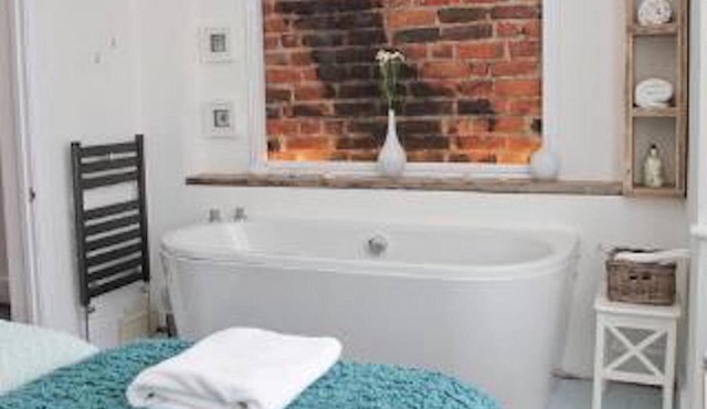 Luxury 5 bed house near to City Centre and Beaches. Sleeps 12, outside courtyard