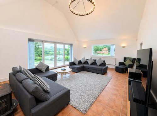 Luxury 5BDR Riverside Retreat near Uxbridge