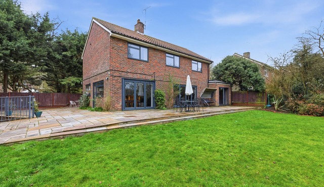 Luxury 5BR Home | Pool, Games Room & Easy London Access