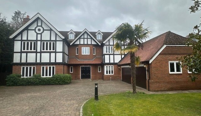 Luxury 6-Bed Mansion | Cinema, Gardens & Gated Estate | Sleeps upto 18
