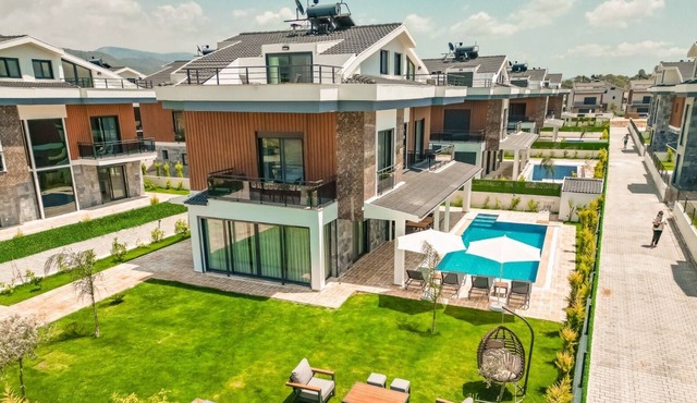 Luxury advantageous villa within walking distance to the beach