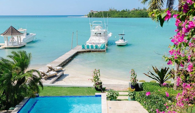 Luxury Beachfront 5 bdrm Villa W/ large private pool in gated community