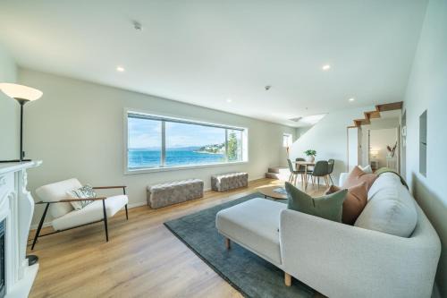 Luxury Beachfront Apartment - Entire 2 Level Apartment