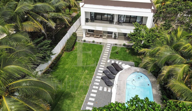 Luxury Beachfront Villa in Playa Tivives, Ocean Views & Pool - non touristy area