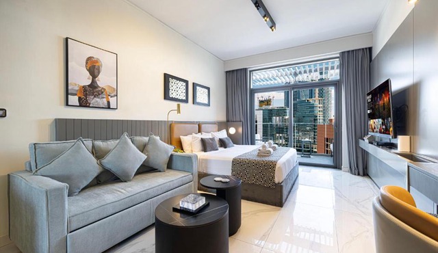 Luxury Canal View Studio for 4 Guests in Downtown, 5 Min to Dubai Mall