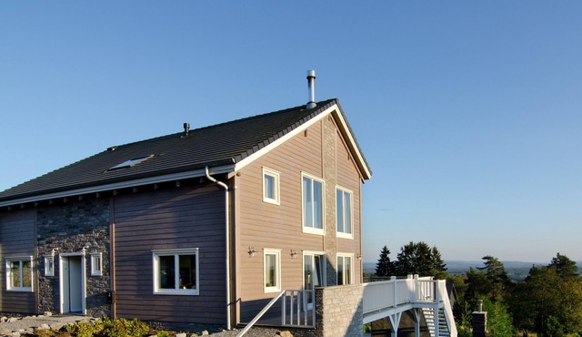 Luxury chalet for 18 people with Jacuzzi, Sauna, BBQ, fireplace and wine bar.