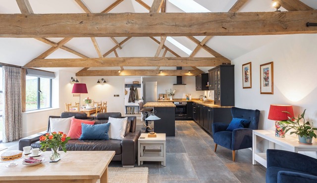 Luxury converted Barn, rural seclusion at foot of The Ridgeway, dog friendly