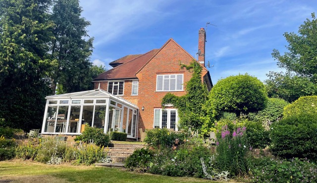 Luxury detached 4 bed w/cinema room, gym, office - 20 mins from central London