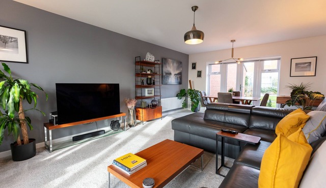 Luxury detached house next to Gedling Country Park. Pet friendly!