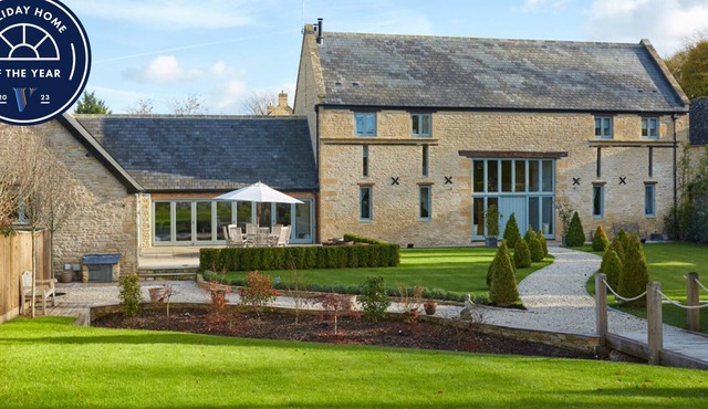Luxury Grade II listed Cotswold barn conversion ~ sleeps 12