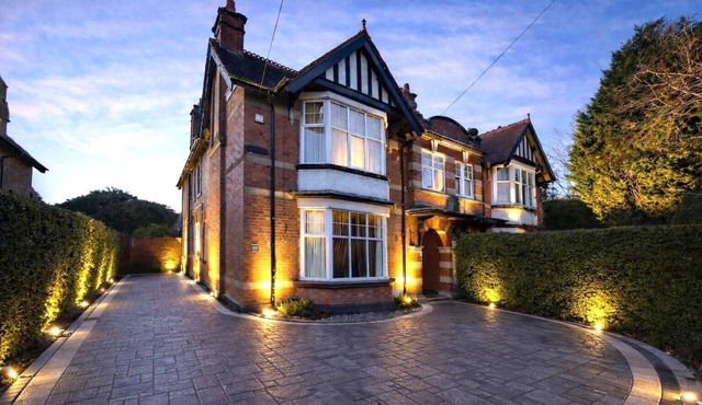 Luxury Group Retreat Hot Tub Sleeps 10 Large Garden & Parking for 6 Cars