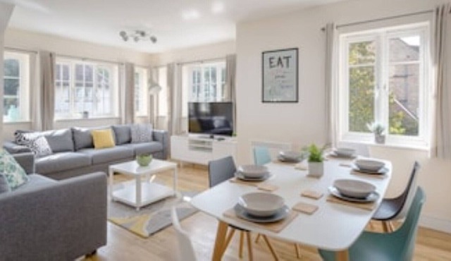 Luxury Hitchin Apartment, Great Central Location - With Parking