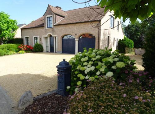 Luxury holiday home with sauna and jacuzzi in Heers