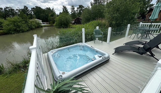 Luxury lakeside lodge with sunken hot tub prime location on bull rush lake @tattershall lakes