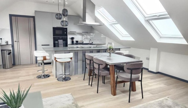 Luxury large 3-Bed Apartment with AC, Sleeps 8, Free Parking, Netflix, WiFi,120sqm size