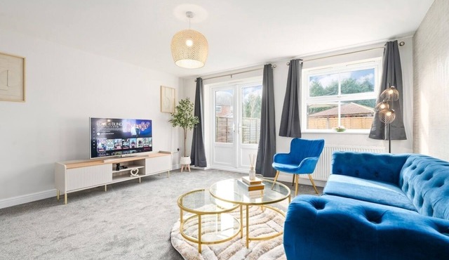 Luxury large home | Parking | Garden | Sleeps 6