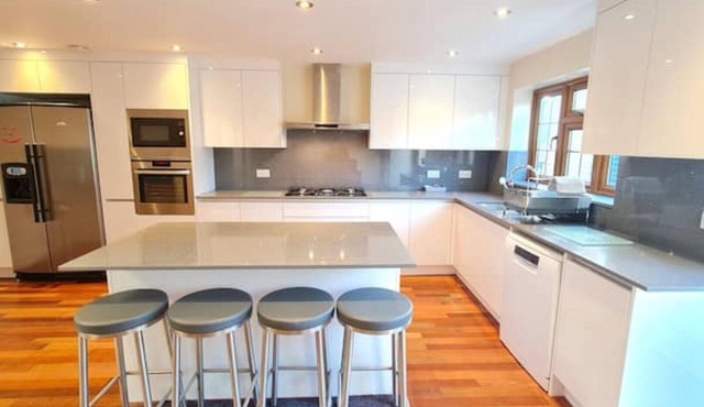 Luxury London Large 8 bedroom House,parking, garden, fully furnished, Sleeps x16