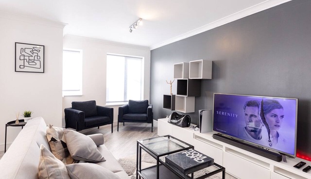 Luxury, Modern Apartment w/Netflix in Zone 2