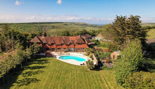Luxury retreat in honeypot area.