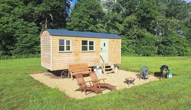 Luxury Shepherds Hut set in a countryside setting