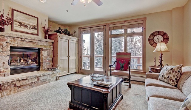 Luxury Ski in Ski out Condo/Pool and Hot Tub Access/Private BBQ