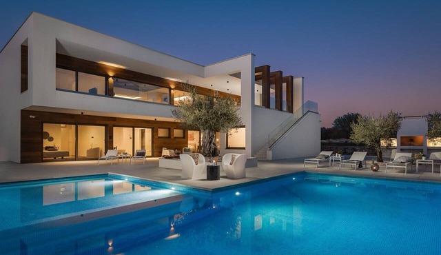 Luxury Villa Old Olive VIII - private heated pool, jacuzzi, sauna and more, for 14 people.
