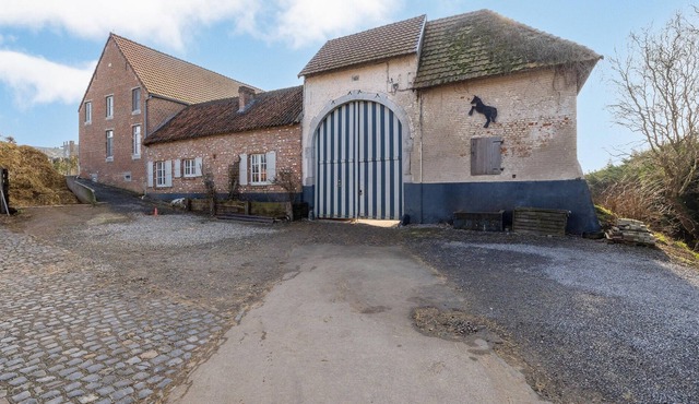 Magnificent square farm in the beautiful blossom region