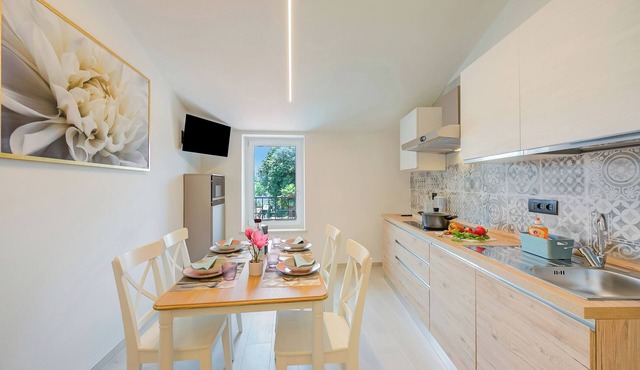 Magnolia Apt - Palazzo Palermo 1817 Sleeps 4 + AC, Salionze, Italy