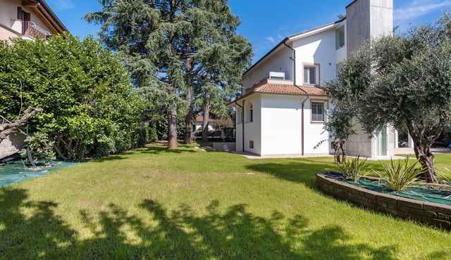Magnolia: garden and parking. Vimercate/Monza