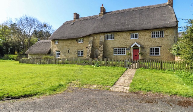 MANOR FARM COTTAGES, pet friendly in Loughton, Milton Keynes