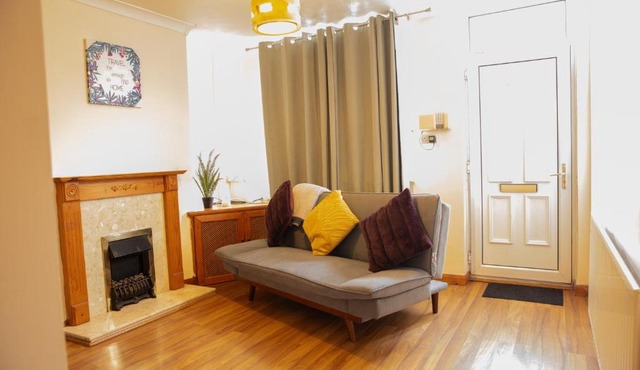 Mansfield House - Sleeps 10, Free Parking, WiFi - Weekly & Monthly Stay Deals!