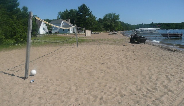 Massive Swimming Beach, Volleyball! Cabin, Huge Game Room. August Openings!
