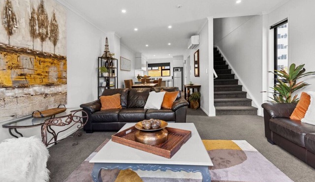 Masterpiece 3BR Hamilton Central–Parking Included