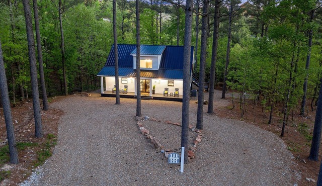 Meadowlark Romantic Retreat w/Sauna, Hot Tub & Wine Fridge, Adults Only