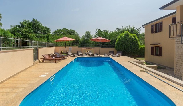 Mediterranean flat just 200 metres from the beach with pool, barbecue area, private terrace, WiFi