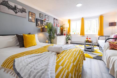 Milton Keynes contractor-loved family holiday weekend home free parking