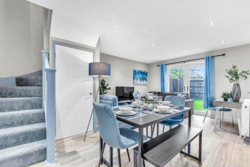 MK 2-Bedroom Contractor's Gem, 5 beds, sleeps 6, free parking