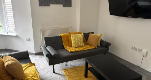 Modern 1-Bed Apartment I Ground Floor I Central Location I Free Parking I Long Stays Welcome