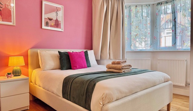 Modern 1-Bed Apt 30min to Central London & Parking