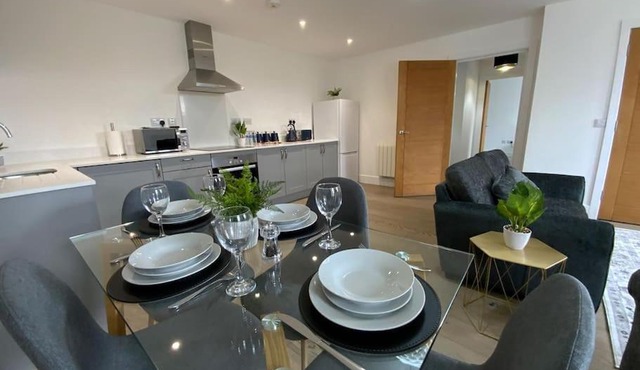 Modern 1 bedroom serviced apartment with garden