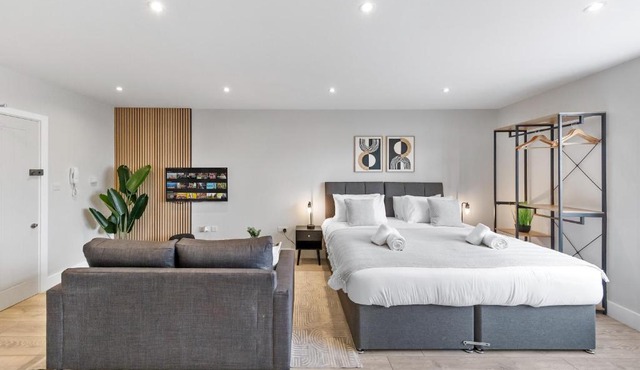 Modern 1BR Fast Central Access AC 2 Beds Sleeps 4 Free WIFI And Parking