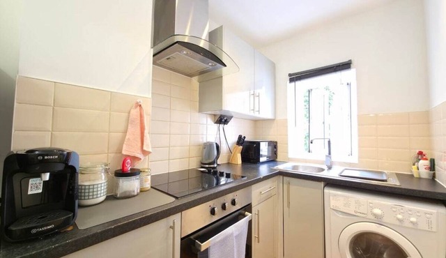 Modern 1BR Flat in Central Harrow | Sleeps 4