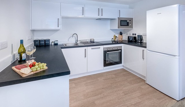 Modern 2-bed 2-bath Luton Town Centre - Free Parking/Wi-Fi