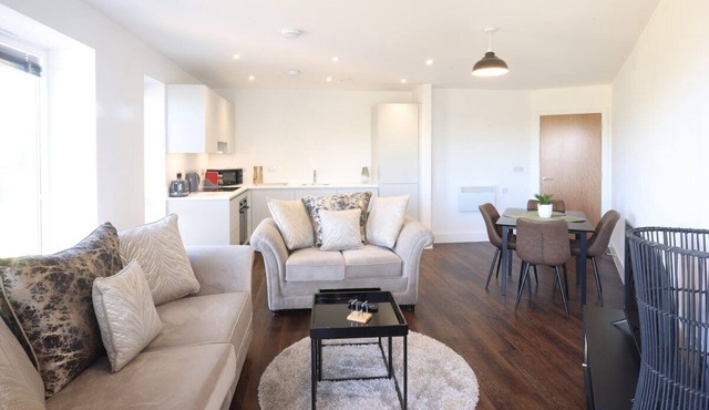 Modern 2 bed, close to Bicester Village+ Parking