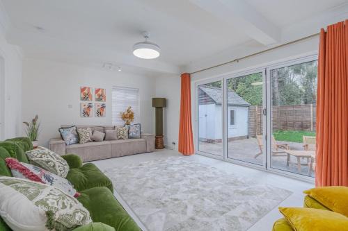 Modern 2-Bed Sleeps 5 Free Parking and Wifi near Stansted and London